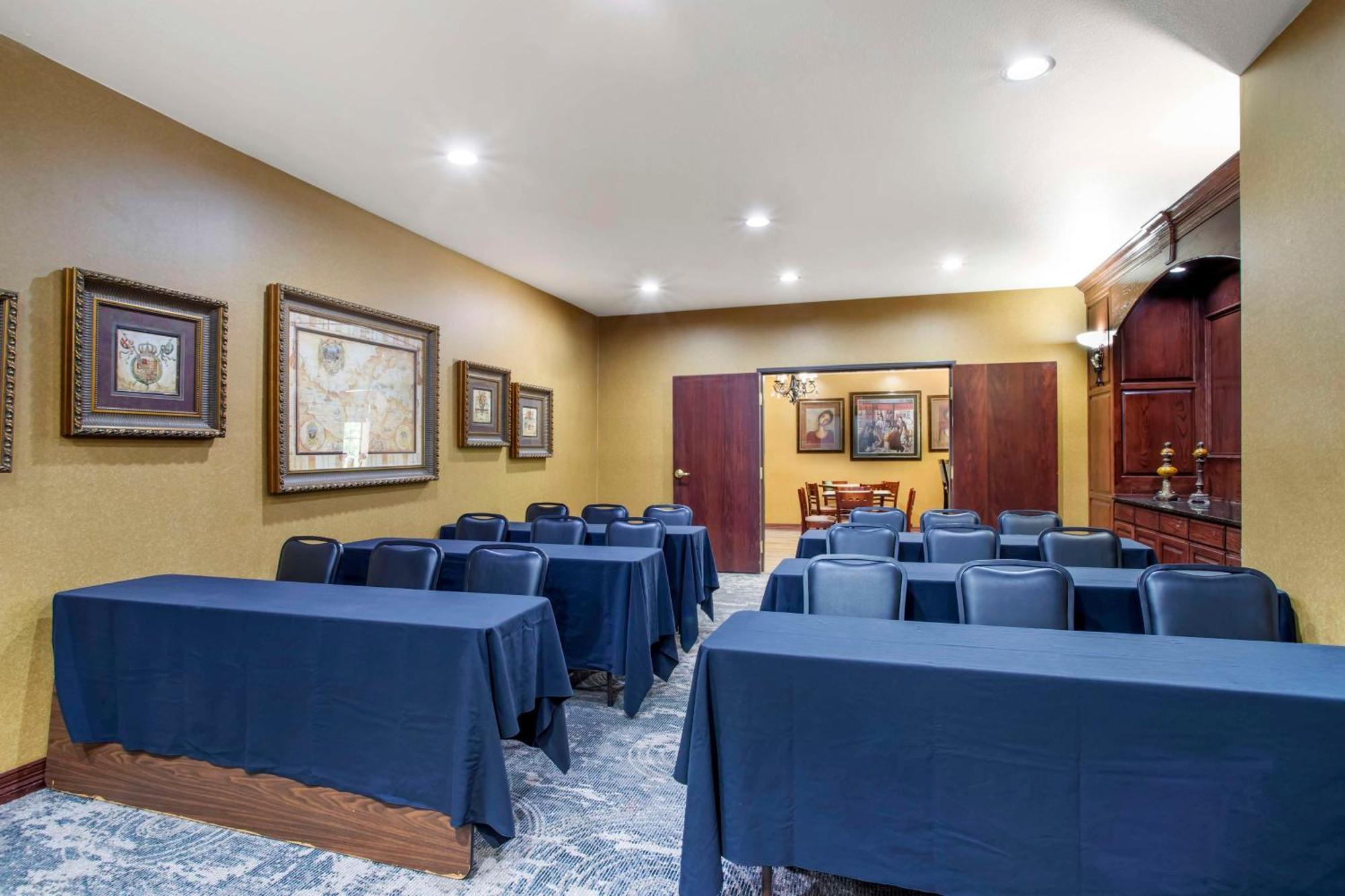 Best Western Plus Crown Colony Inn & Suites Lufkin Exterior photo