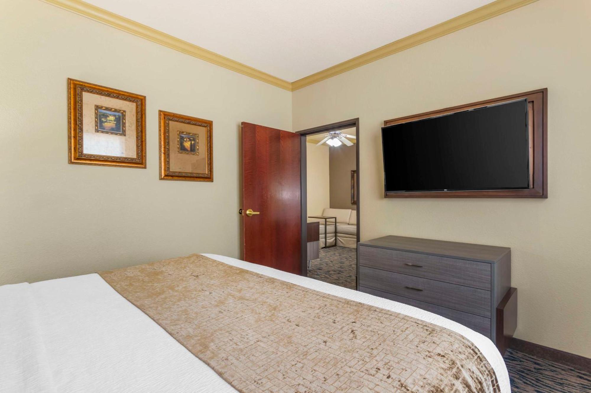 Best Western Plus Crown Colony Inn & Suites Lufkin Exterior photo