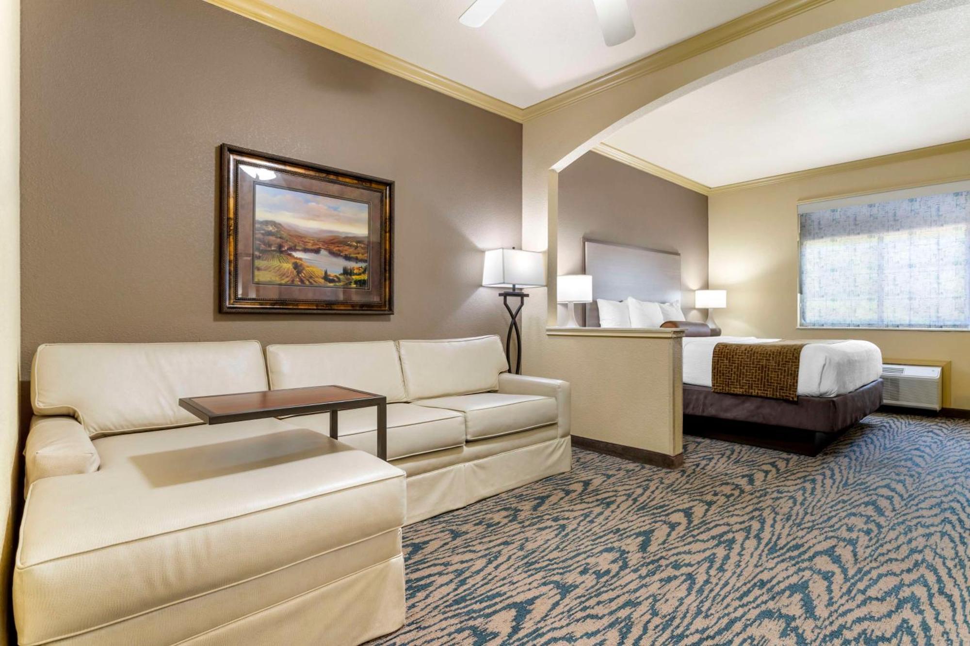 Best Western Plus Crown Colony Inn & Suites Lufkin Exterior photo