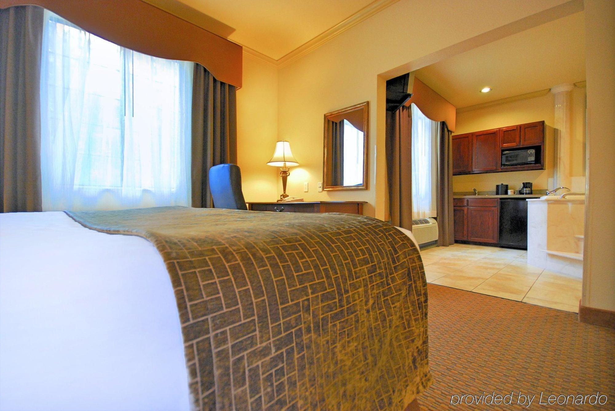 Best Western Plus Crown Colony Inn & Suites Lufkin Exterior photo