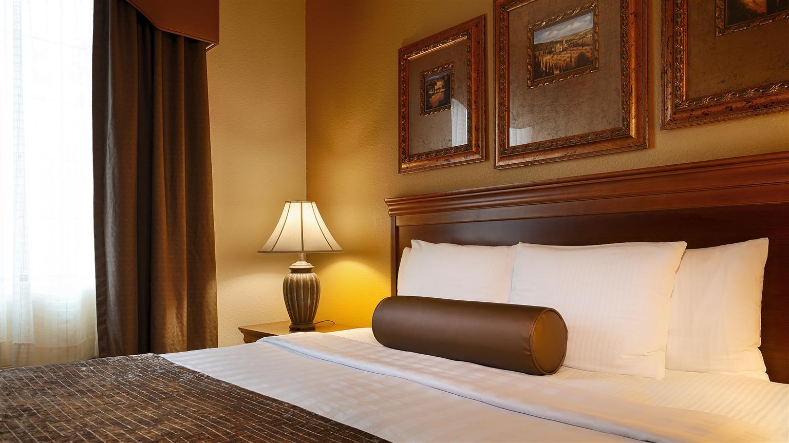 Best Western Plus Crown Colony Inn & Suites Lufkin Exterior photo