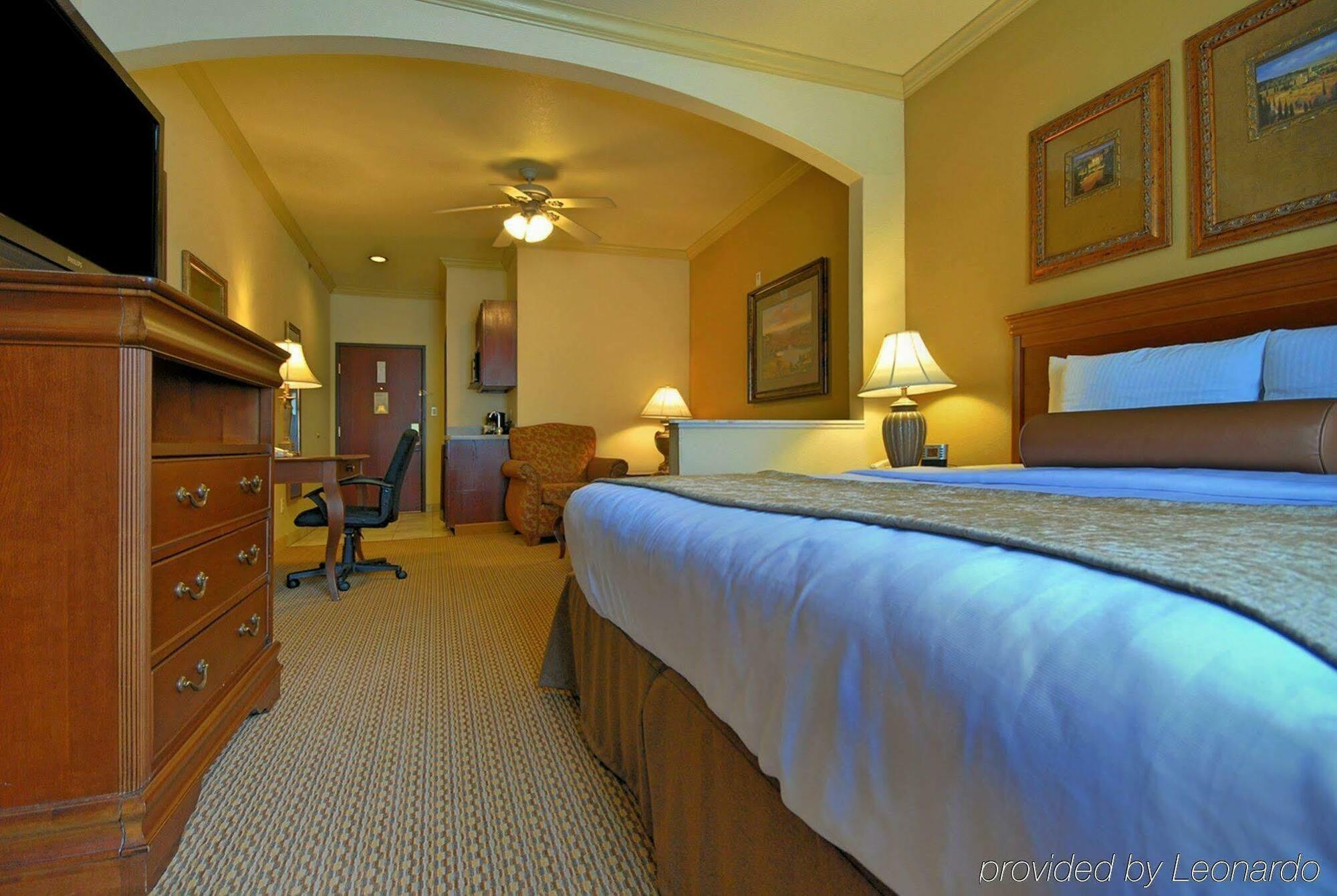 Best Western Plus Crown Colony Inn & Suites Lufkin Exterior photo