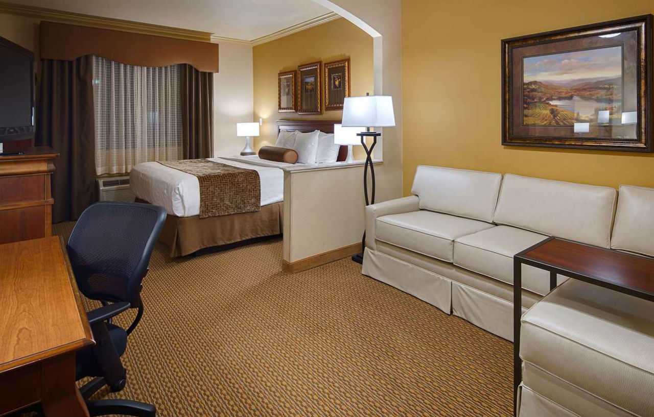 Best Western Plus Crown Colony Inn & Suites Lufkin Exterior photo